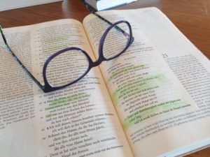 Predigt zu Lukas 18, 1-8 Bibel Brille Treue Durchhalten Fest Dauer