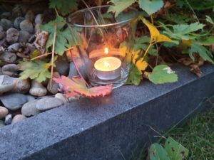 Predigt zu Lukas 18, 1 - 8 Treue Kerze Herbstlaub Festhalten  Licht  