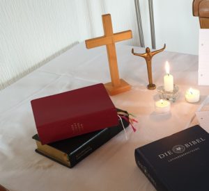 Predigt zu Lukas 10, 38 - 42 in der Bibel lesen auf Jesus hören zur Ruhe und Besinnung kommen aufatmen Andacht mit Kreuz und Kerze Licht auf dem Weg