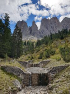 Predigt zu Hebräer 11, 8-10 Aufbrechen in eine unbekannte Gegend Landschaft mit Bergen und einem Fluss