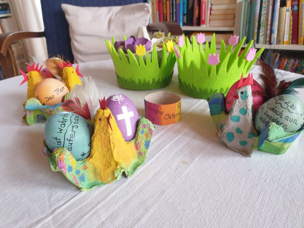 Ostern kreativ Osterhühner basteln Hühner basteln Osterbastelei mit Kindern zu Ostern basteln im Frühling Ostereier beschriften