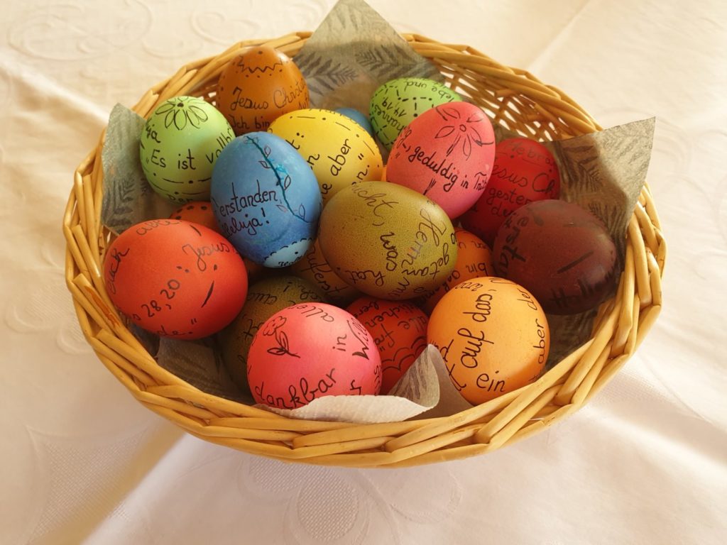 Ostern kreativ Osterhühner basteln Ostereier beschriften Osterfest mit Kindern zu Ostern basteln im Frühling Osterbastelei Ostertisch Frühstückstisch zum Osterfest