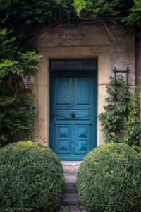 Predigt zu Johannes 10,9 schöne blaue Eingangstür Tür zum Garten