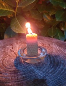 Trost in schweren Zeiten im Leben Trauer Traurigkeit Hoffnung Zuversicht neuer Mut Hoffnungslicht Andachten Jesus Christus Kraft in Schwachen Stärke Licht Kerzenlicht im Garten