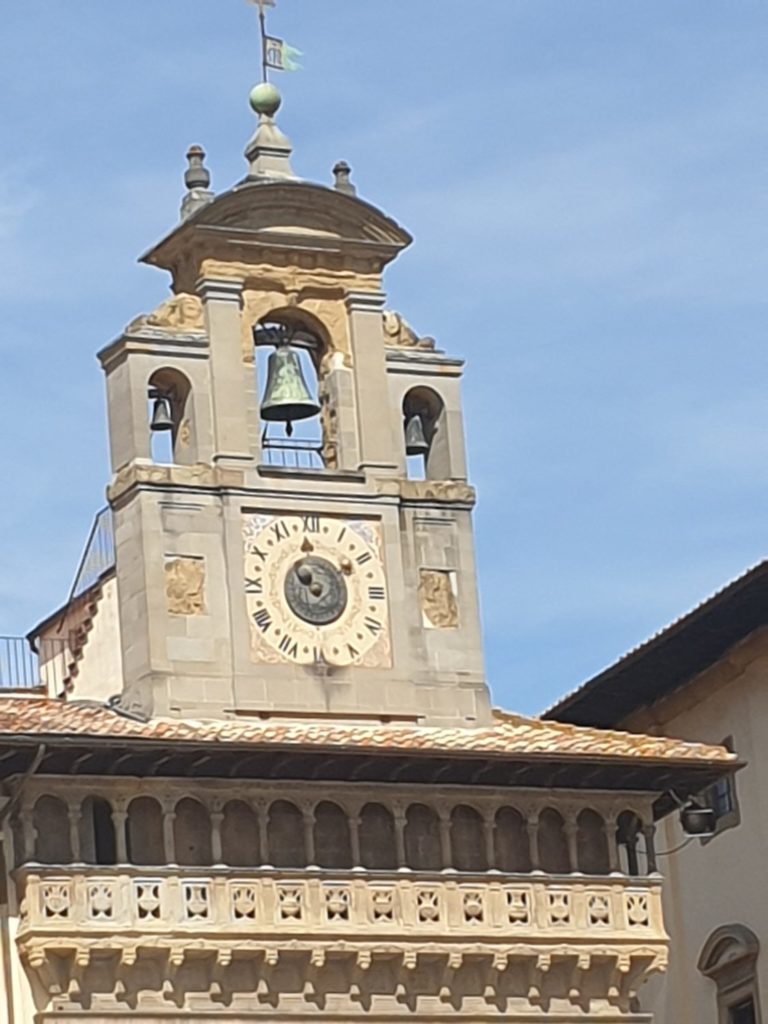 Impuls der Woche KW 18 Trost in schweren Zeiten Alles hat seine Zeit Lebenszeit Trauer Traurigkeit Fröhlichkeit Trauer überwinden Turmuhr in Arezzo Toskana Italien