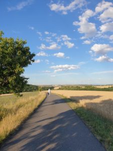 Predigt zu 1. Johannes 5, 1-5 Jubilate schöner Wanderweg Wanderung am Abend mit Wolken am Himnmel