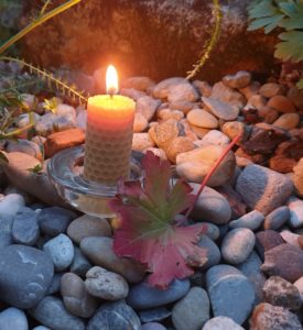 Predigt zu Johannes 14,27 Kerze der Hoffnung und Vergebung mit Steinen und Blatt Herbstlaub Hoffnungslicht 