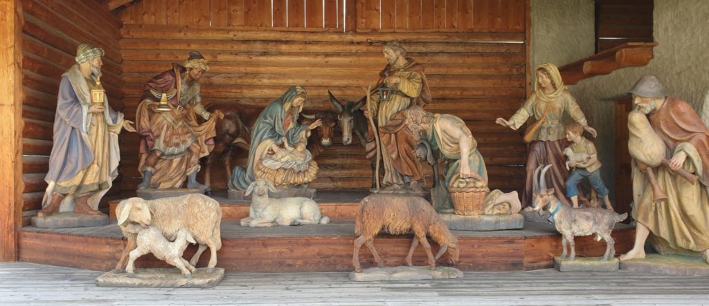 Krippenspiel 2 Krippenspiel 1 Krippe in St. Christina im Grödnertal Südtirol aus Holz geschnitzte Krippe