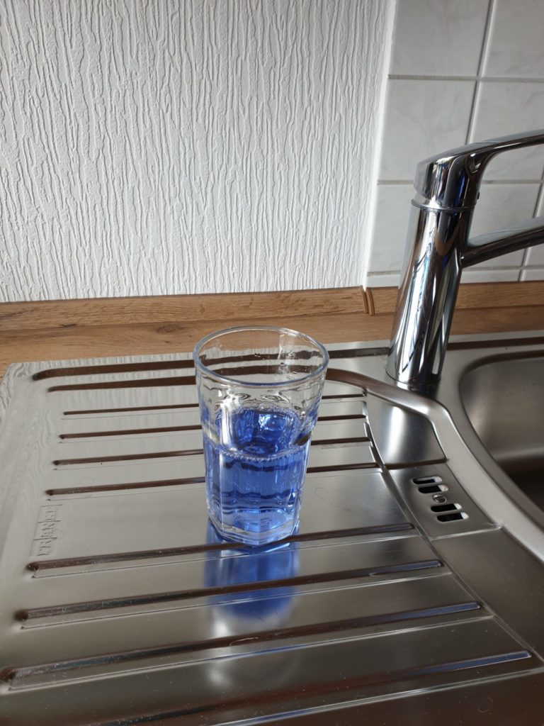 Impuls der Woche KW 36 Das Glas ist halbvoll oder halbleer Unvollkommenheit blaues Wasser