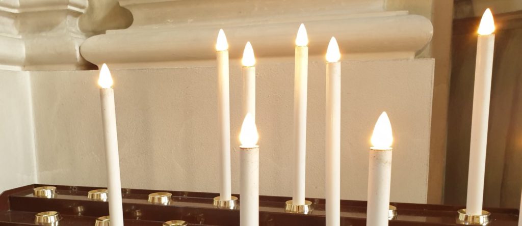 Beten ist mehr als Gebetskerzen in einer Kirche Kerze