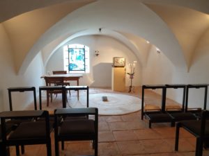 Beten ist mehr als Raum des gebetes und der Stille zur Ruhe kommen Bibel lesen auf Gottes Wort hören Gebetsraum im Kloster Benediktbeuern Oberbayern