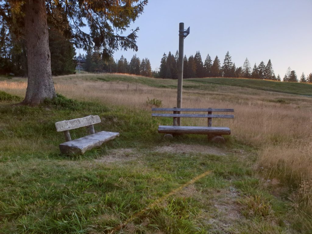 Impuls der Woche KW 39 Zwei Bänke zum Ausruhen am feldberg Südschwarzwald Abendstimmung