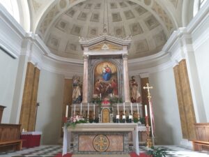 Predigt zu Johannes 12,35-45 Altar mit Altarkerzen Kirche in Lajen Südtirol Jesus ist das Licht der Welt 