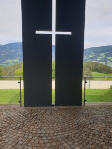 Predigt zu Johannes 11,47-53 Kreuz in Südtirol Lajen Passion Kreuz Jesus Kreuzigung Tod Auferstehung Friedhof