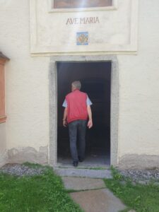 Glauben verstehen Themen des Glaubens Beten Gebet Tür offen zum himmlichen Vater zu Gott Kirchentür in Südtirol 