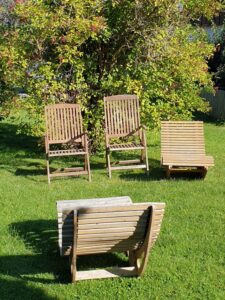 Sonstiges Verschiedenes leere Stühle im Garten Gartenbank Gartenliege 