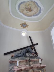 Kirche und Macht Jesus verzichtet auf seine Macht am Kreuz in Ketten Jesusfigur Kapelle in Österreich Salzstadl bei Reutte Tirol 