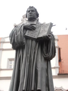 Kirche und Macht Luther Martin Lehre zwei Reiche Wittenberg Lutherdenkmal   