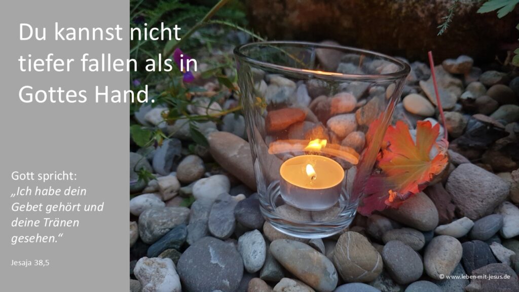 e-cards für Trauer,Trost und Zuversicht besonders stimmungsvolle und einfühlsame e-cards für Anteilnahme Beileid Beerdigung Beisetzung christliche e-cards mit Kerze Gott hört dein gebet mit Bibelvers Bibeltext Du kannst niemals tiefer fallen als in Gottes Hand