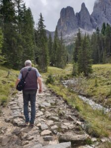 Predigt zu 1. Korinther 15,19-28 Ostersonntag Ostern Wandern auf steinigem Weg in den Dolomiten Geisler Gruppe Osterbotschaft Wandern zur Auferstehung 